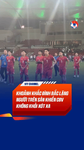 Thấy m&agrave; thương: Đ&igrave;nh Bắc tới k&eacute;o đồng đội đứng l&ecirc;n nhưng ch&iacute;nh anh lại c&uacute;i gập người, lau nước mắt sau thất bại- Ảnh 3.