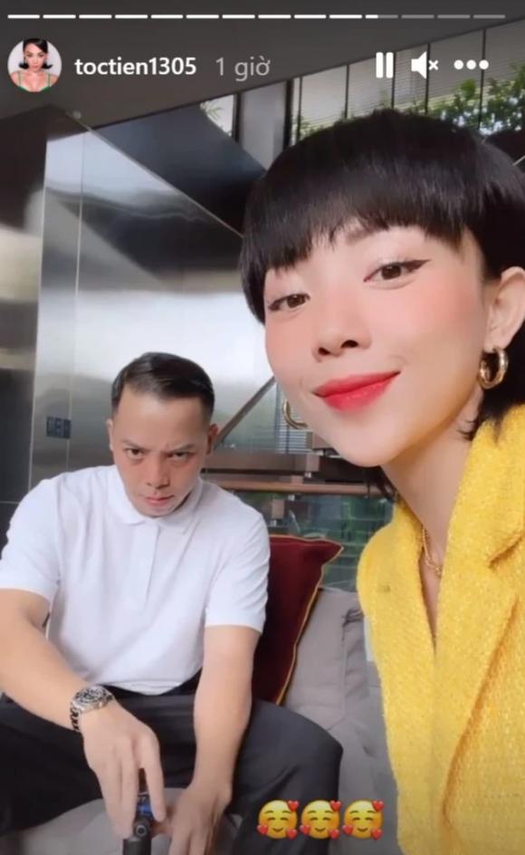 Touliver lặng lẽ xem ảnh T&oacute;c Ti&ecirc;n suốt chuyến bay- Ảnh 6.