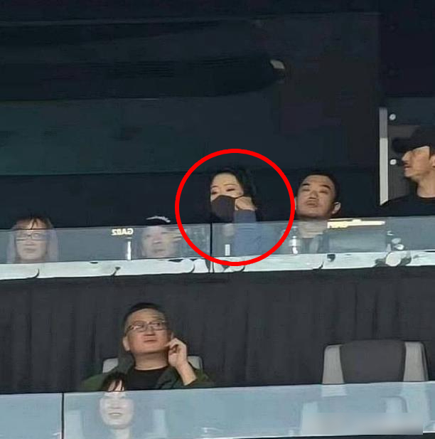 Bạn g&aacute;i đi r&igrave;nh Vương Hạc Đệ v&igrave; sợ Triệu Lộ Tư lấn lướt?- Ảnh 1.