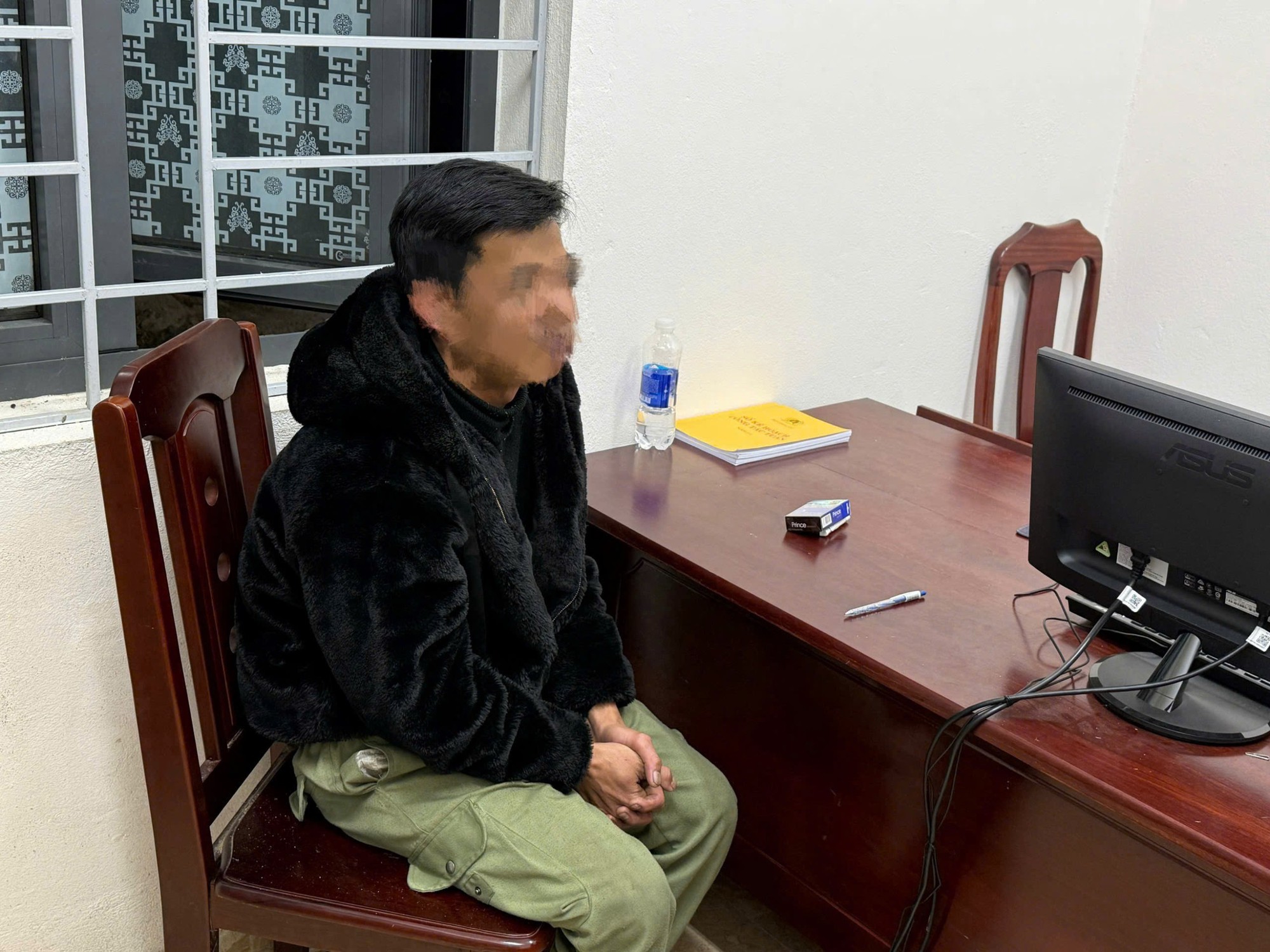 Mẹ đến c&ocirc;ng an tr&igrave;nh b&aacute;o việc con g&aacute;i bị cha dượng x&acirc;m hại ở Đ&agrave; Nẵng- Ảnh 1.