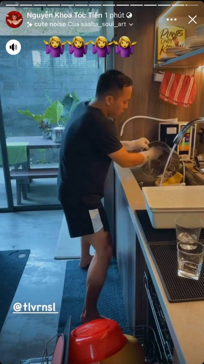 Touliver lặng lẽ xem ảnh T&oacute;c Ti&ecirc;n suốt chuyến bay- Ảnh 5.