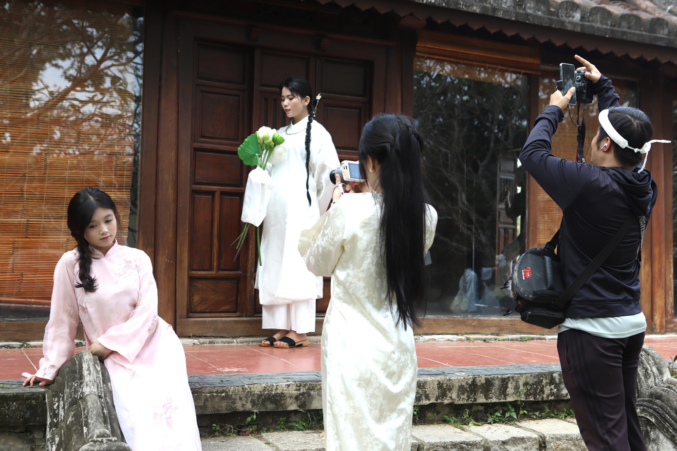 Thiếu nữ n&ocirc; nức chụp ảnh Tết ở Bảo t&agrave;ng &Aacute;o d&agrave;i- Ảnh 4.