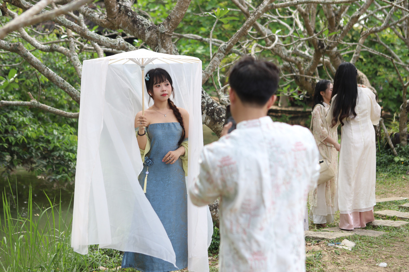 Thiếu nữ n&ocirc; nức chụp ảnh Tết ở Bảo t&agrave;ng &Aacute;o d&agrave;i- Ảnh 5.