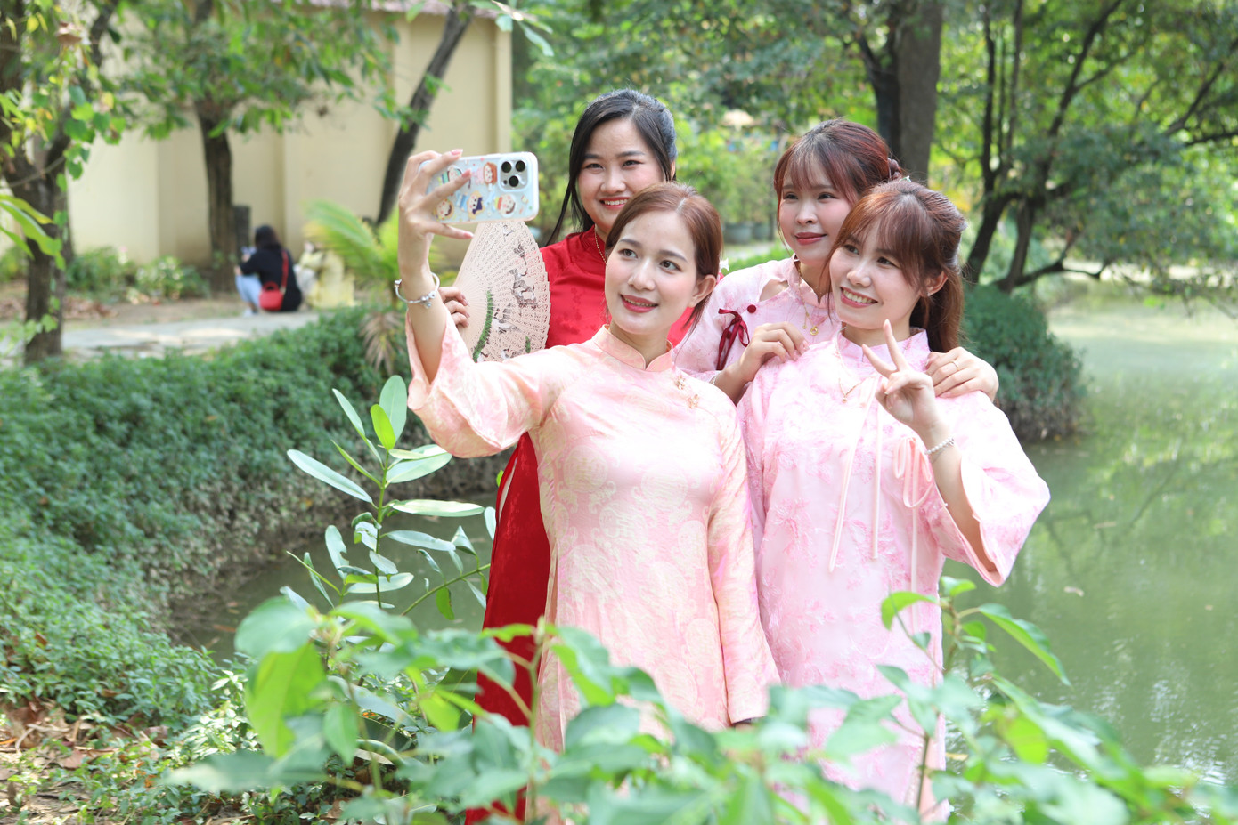 Thiếu nữ n&ocirc; nức chụp ảnh Tết ở Bảo t&agrave;ng &Aacute;o d&agrave;i- Ảnh 9.