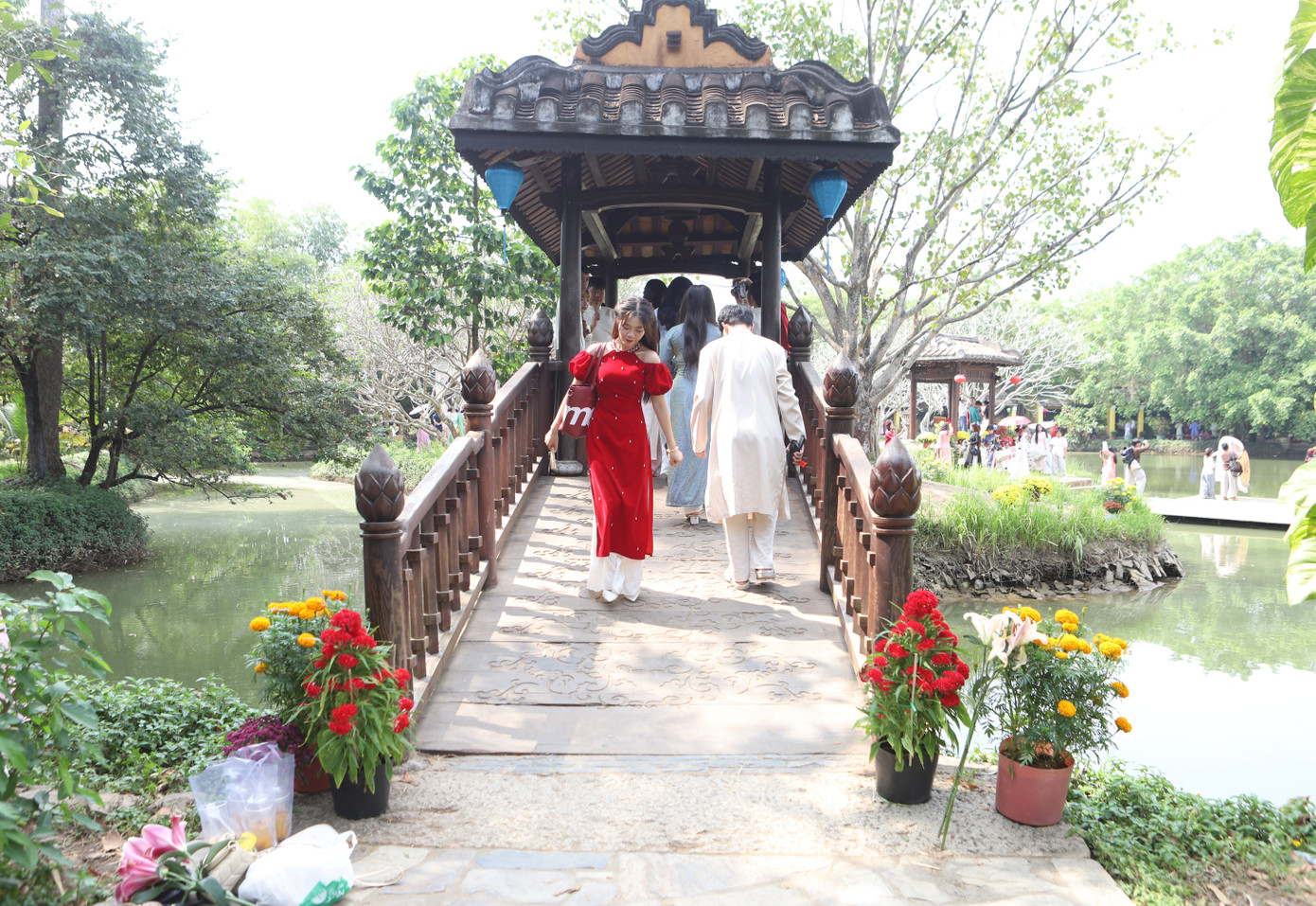 Thiếu nữ n&ocirc; nức chụp ảnh Tết ở Bảo t&agrave;ng &Aacute;o d&agrave;i- Ảnh 16.