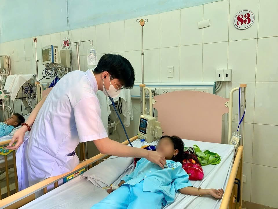Tự lấy thuốc an thần của người lớn uống, ba trẻ ở Quảng Trị nhập viện cấp cứu- Ảnh 2.