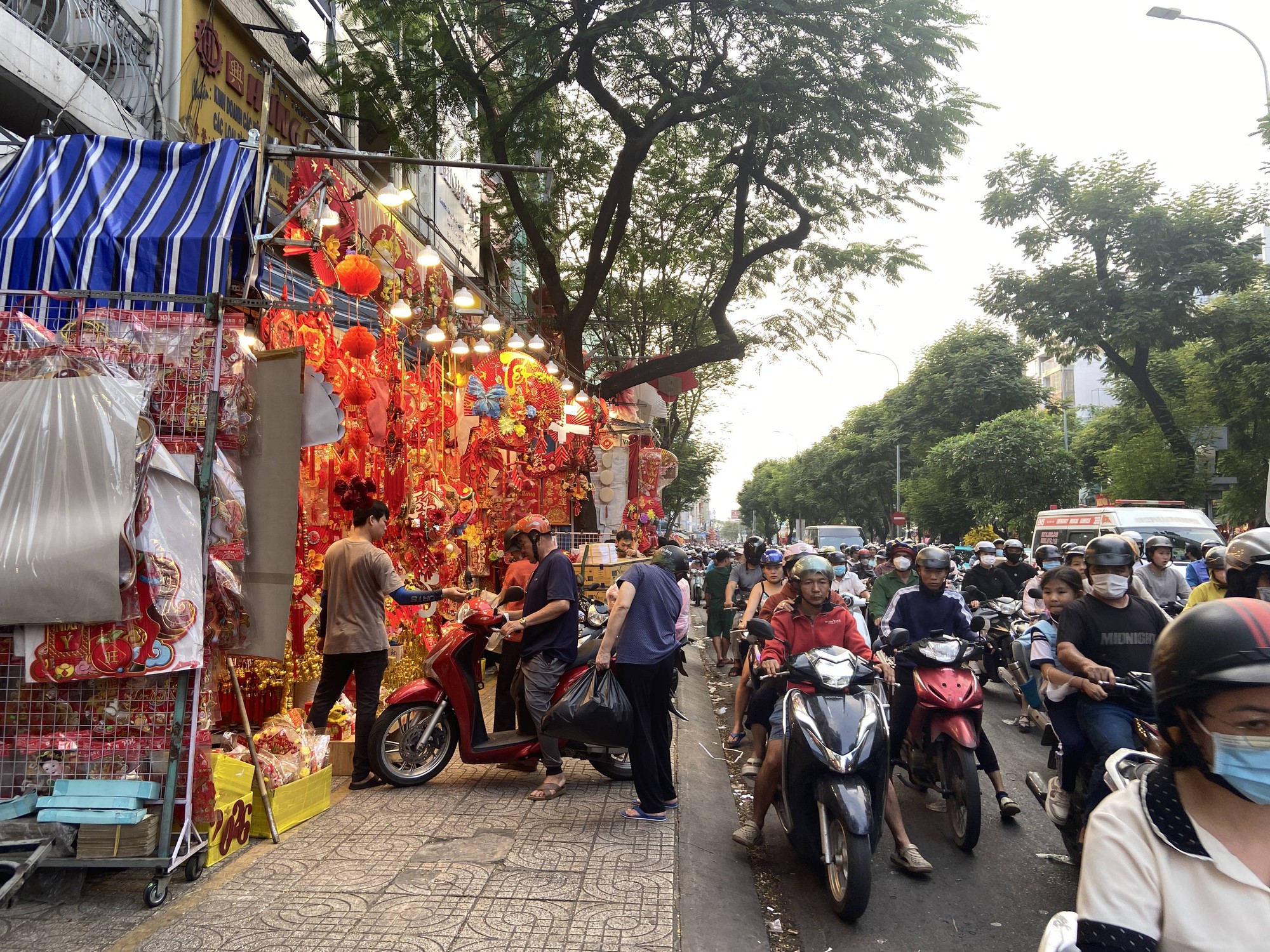 Cảnh tượng bất ngờ ở Chợ Lớn ng&agrave;y gi&aacute;p Tết- Ảnh 1.