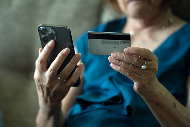 Nhận tin nhắn th&ocirc;ng b&aacute;o t&agrave;i khoản c&oacute; giao dịch khả nghi, người phụ nữ l&agrave;m theo hướng dẫn để hủy thẻ th&igrave; mất trắng 111 triệu đồng- Ảnh 1.