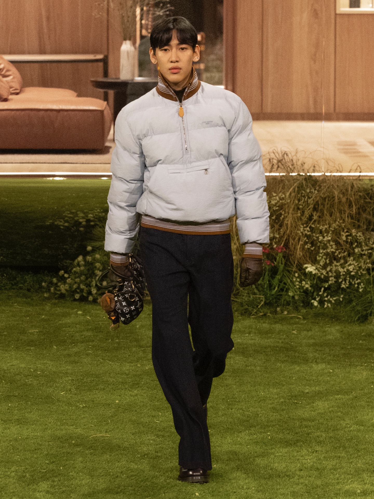 Louis Vuitton l&agrave;m g&igrave; mỹ nam Kpop thế n&agrave;y: Mới thử l&agrave;m model đ&atilde; bị ch&ecirc; &ldquo;hai l&uacute;a&rdquo;- Ảnh 1.