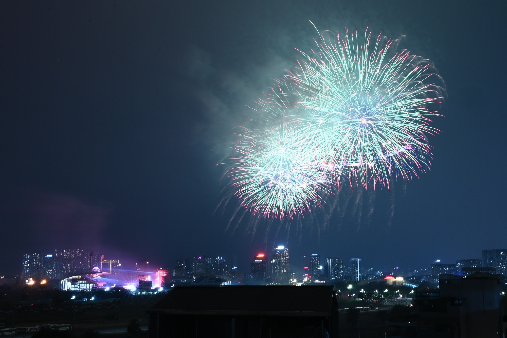 Tối 21/1, người d&acirc;n H&agrave; Nội h&aacute;o hức ngắm nh&igrave;n m&agrave;n tr&igrave;nh diễn ph&aacute;o hoa tổng duyệt cực m&atilde;n nh&atilde;n tại s&acirc;n vận động Mỹ Đ&igrave;nh- Ảnh 11.