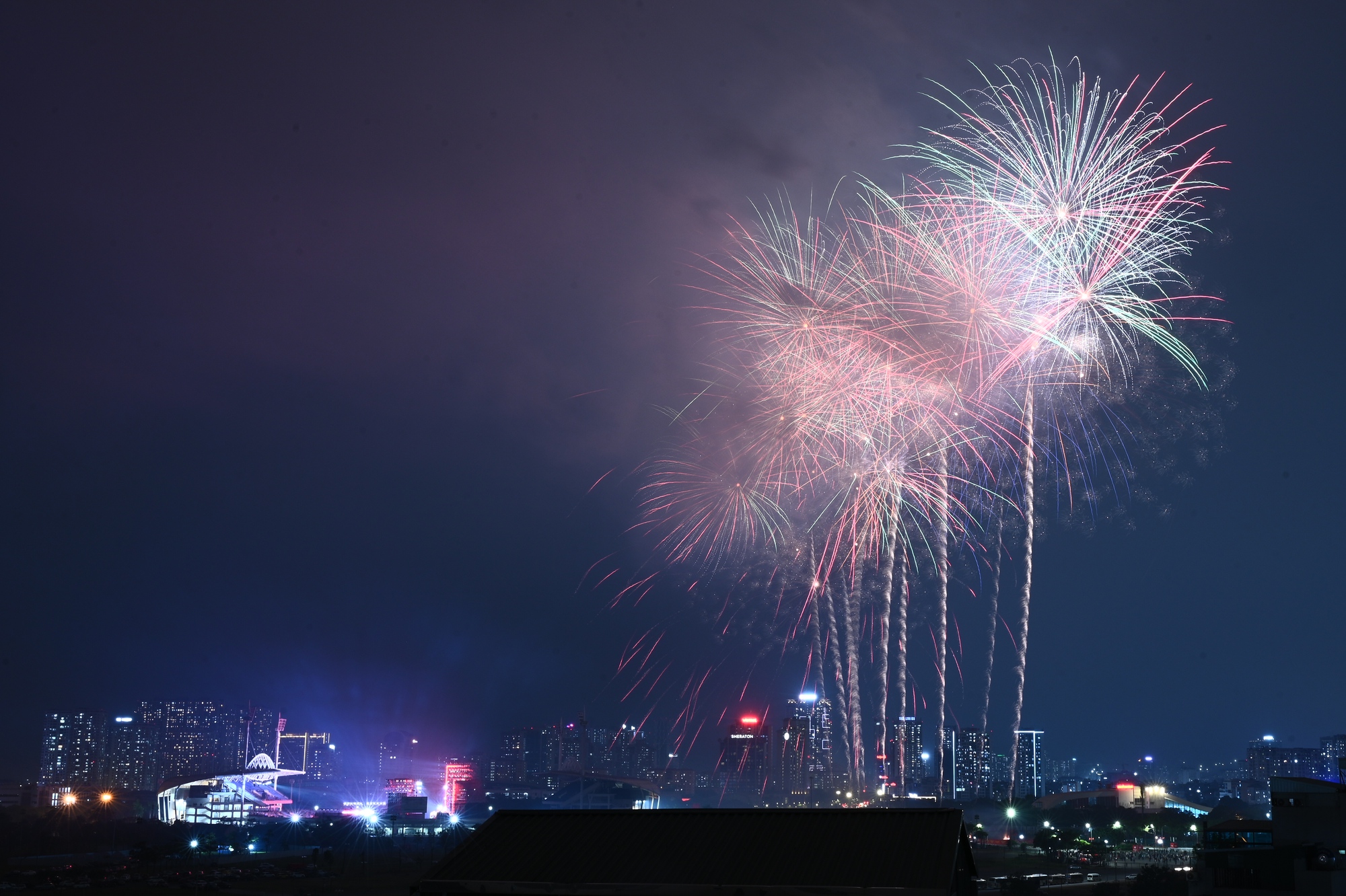 Tối 21/1, người d&acirc;n H&agrave; Nội h&aacute;o hức ngắm nh&igrave;n m&agrave;n tr&igrave;nh diễn ph&aacute;o hoa tổng duyệt cực m&atilde;n nh&atilde;n tại s&acirc;n vận động Mỹ Đ&igrave;nh- Ảnh 15.