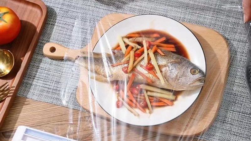 Ph&aacute;t hiện cơ sở sản xuất m&agrave;ng bọc thực phẩm giả chứa chất cấm DEHA ở H&agrave; Nội: Thứ nh&agrave; bạn đang d&ugrave;ng c&oacute; đặc điểm n&agrave;y kh&ocirc;ng?- Ảnh 5.