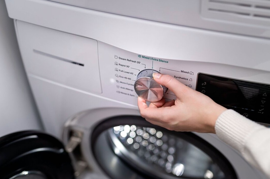 Chế độ "b&iacute; mật" tr&ecirc;n m&aacute;y giặt gi&uacute;p tiết kiệm đ&aacute;ng kể điện nước: M&aacute;y n&agrave;o cũng c&oacute;- Ảnh 1.