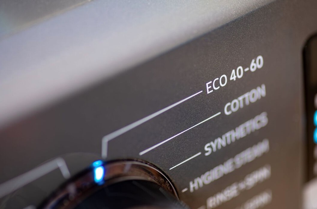 Chế độ "b&iacute; mật" tr&ecirc;n m&aacute;y giặt gi&uacute;p tiết kiệm đ&aacute;ng kể điện nước: M&aacute;y n&agrave;o cũng c&oacute;- Ảnh 2.