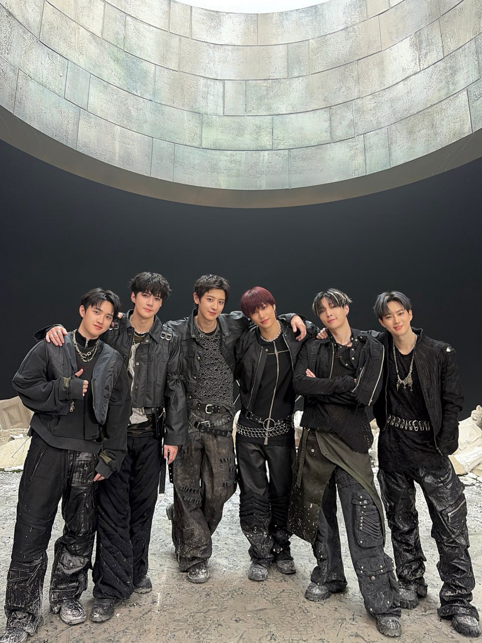 Sự hết thời của nh&oacute;m nhạc đỉnh lưu: Doanh số album giảm sốc, comeback sến như mắc kẹt ở 10 năm trước- Ảnh 10.