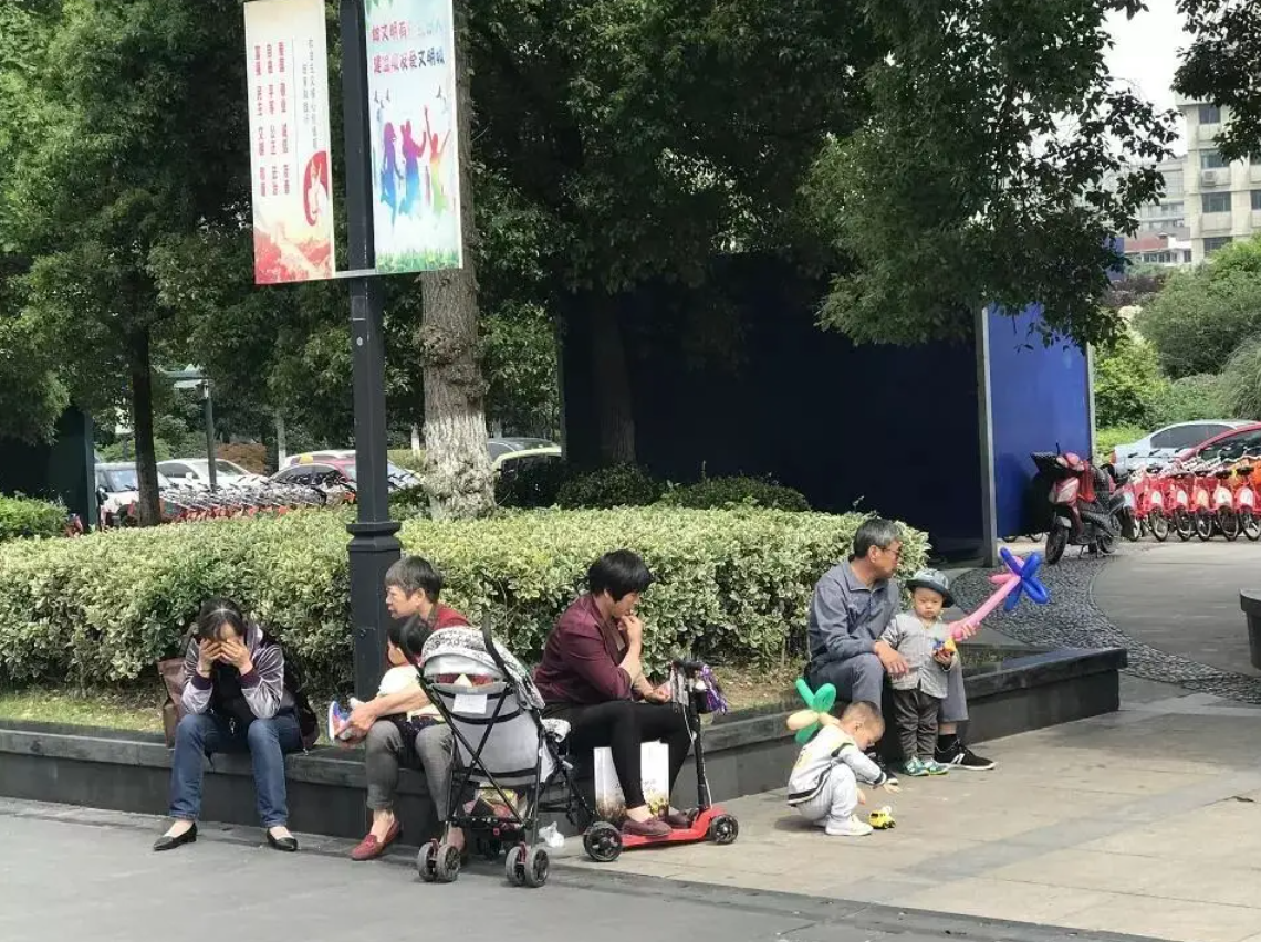 Ng&agrave;y c&agrave;ng nhiều gia đ&igrave;nh để b&agrave; ngoại chăm ch&aacute;u, c&oacute; 