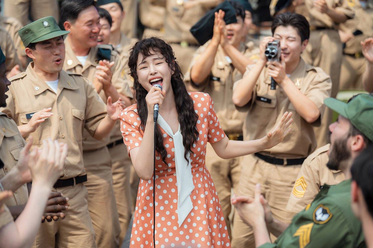 Mọi thứ như ho&aacute; đi&ecirc;n khi Song Hye Kyo xuất hiện cạnh mỹ nam độc th&acirc;n đắt gi&aacute; nhất, cả MXH đẩy thuyền mệt nghỉ- Ảnh 4.