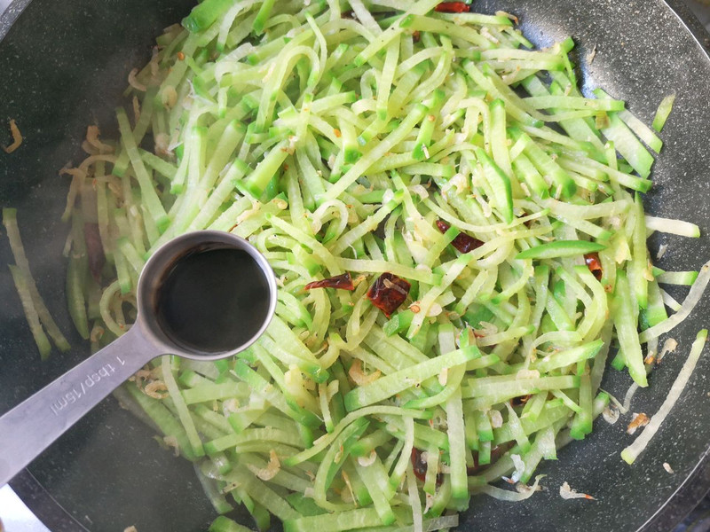 Củ cải đem th&aacute;i sợi rồi x&agrave;o c&ugrave;ng nguy&ecirc;n liệu n&agrave;y vừa ngon miệng, lại gi&agrave;u canxi tốt cho xương từ gi&agrave; đến trẻ- Ảnh 9.