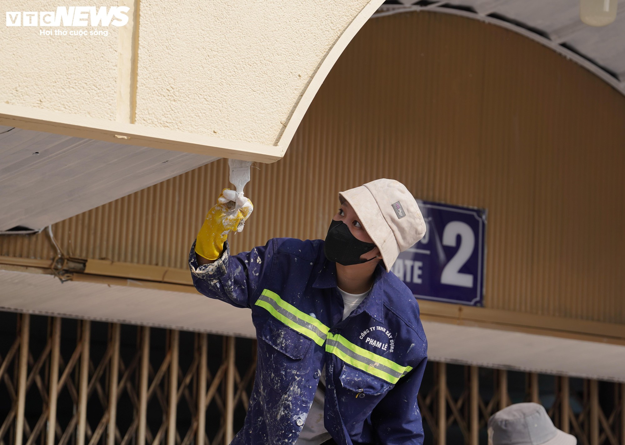 C&aacute;c biểu tượng ở trung t&acirc;m TP.HCM 'kho&aacute;c &aacute;o mới' đ&oacute;n Tết- Ảnh 6.