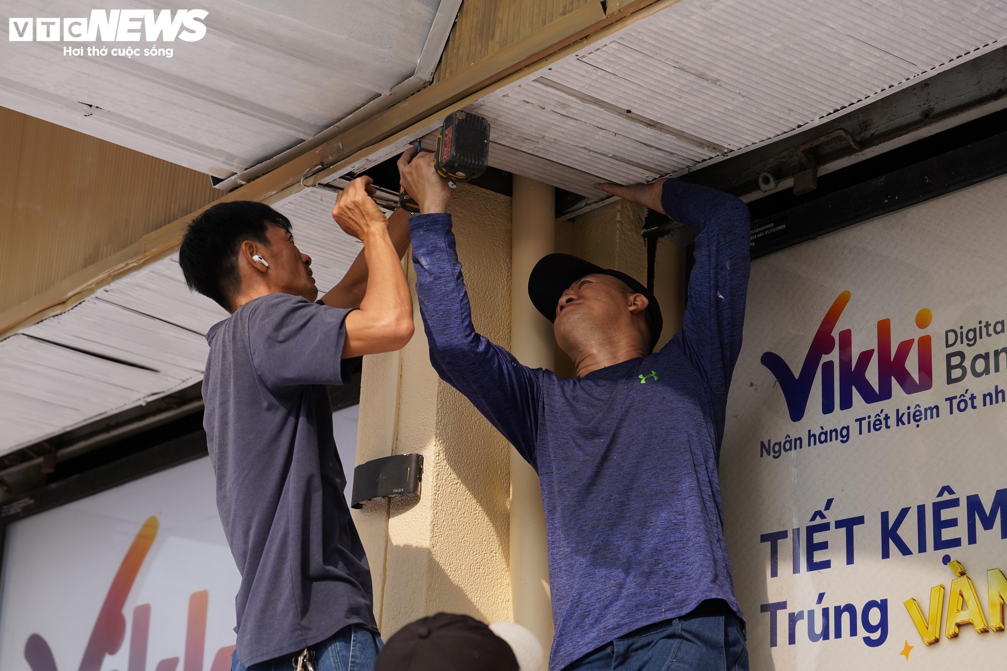 C&aacute;c biểu tượng ở trung t&acirc;m TP.HCM 'kho&aacute;c &aacute;o mới' đ&oacute;n Tết- Ảnh 12.