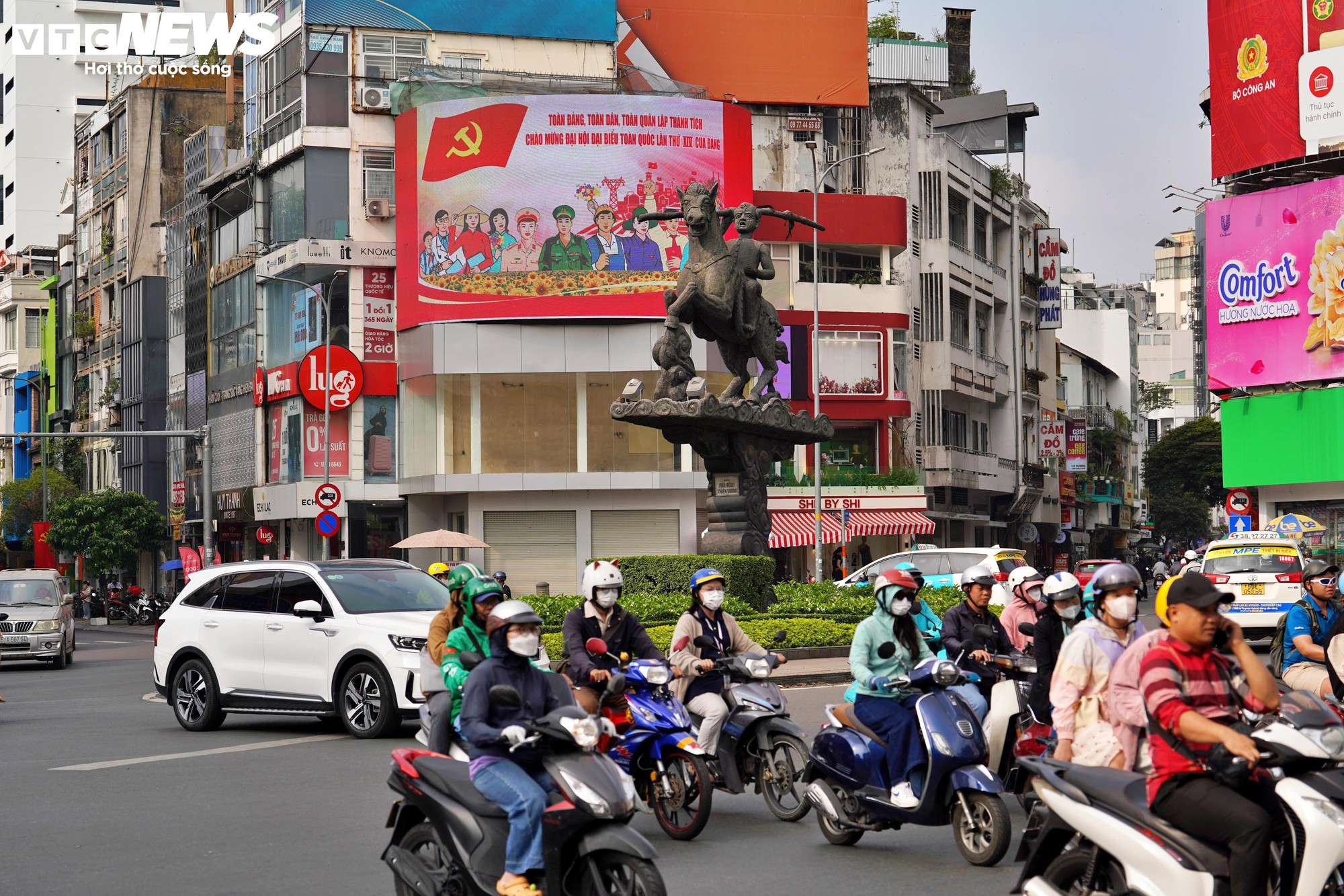 C&aacute;c biểu tượng ở trung t&acirc;m TP.HCM 'kho&aacute;c &aacute;o mới' đ&oacute;n Tết- Ảnh 11.