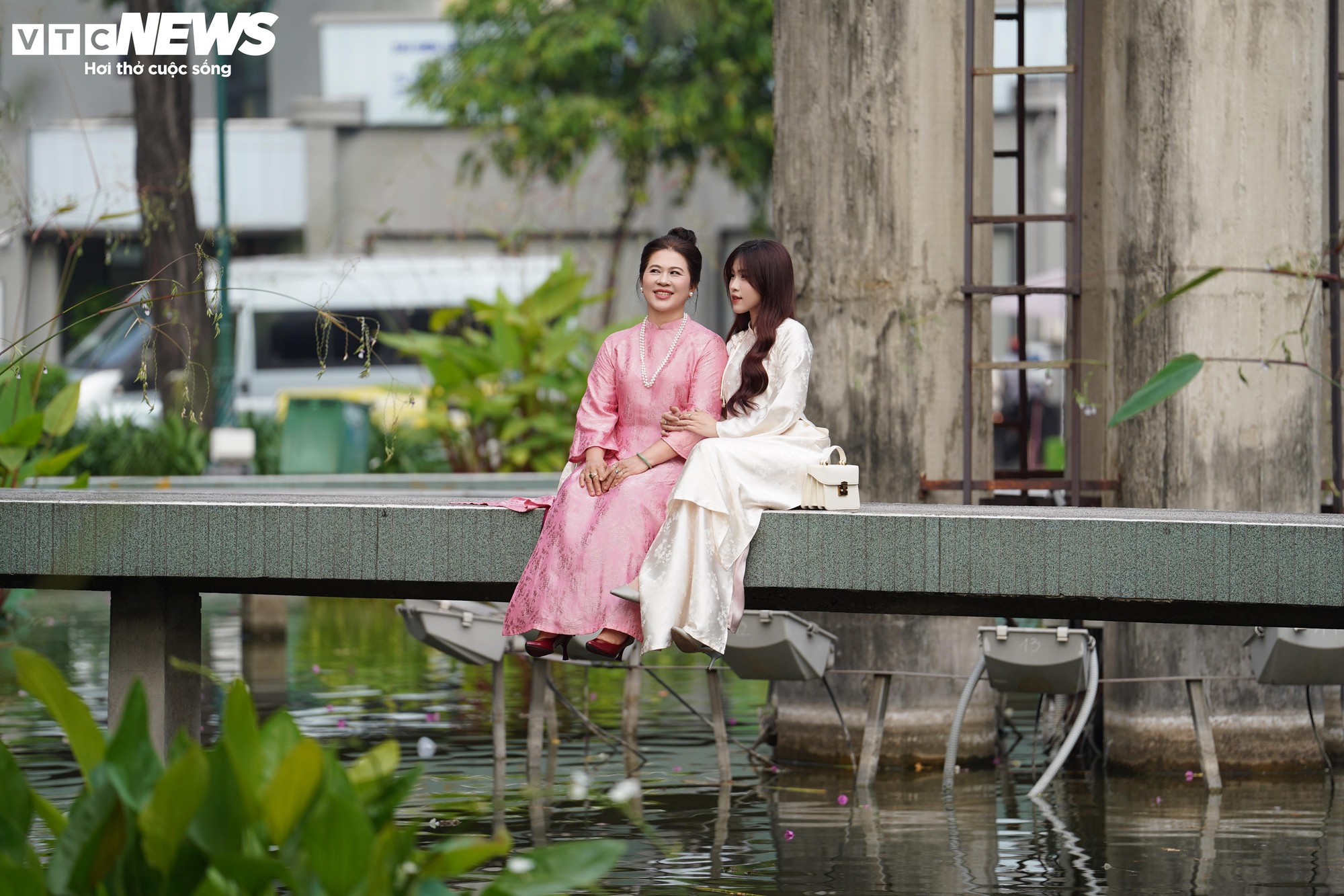 C&aacute;c biểu tượng ở trung t&acirc;m TP.HCM 'kho&aacute;c &aacute;o mới' đ&oacute;n Tết- Ảnh 10.