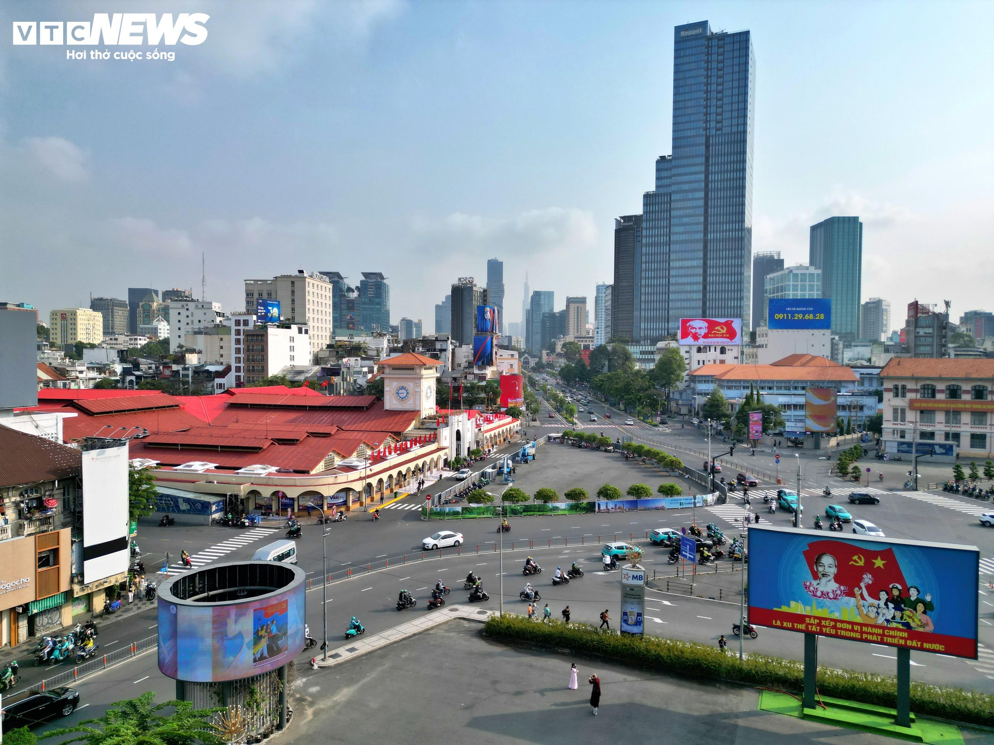 C&aacute;c biểu tượng ở trung t&acirc;m TP.HCM 'kho&aacute;c &aacute;o mới' đ&oacute;n Tết- Ảnh 1.