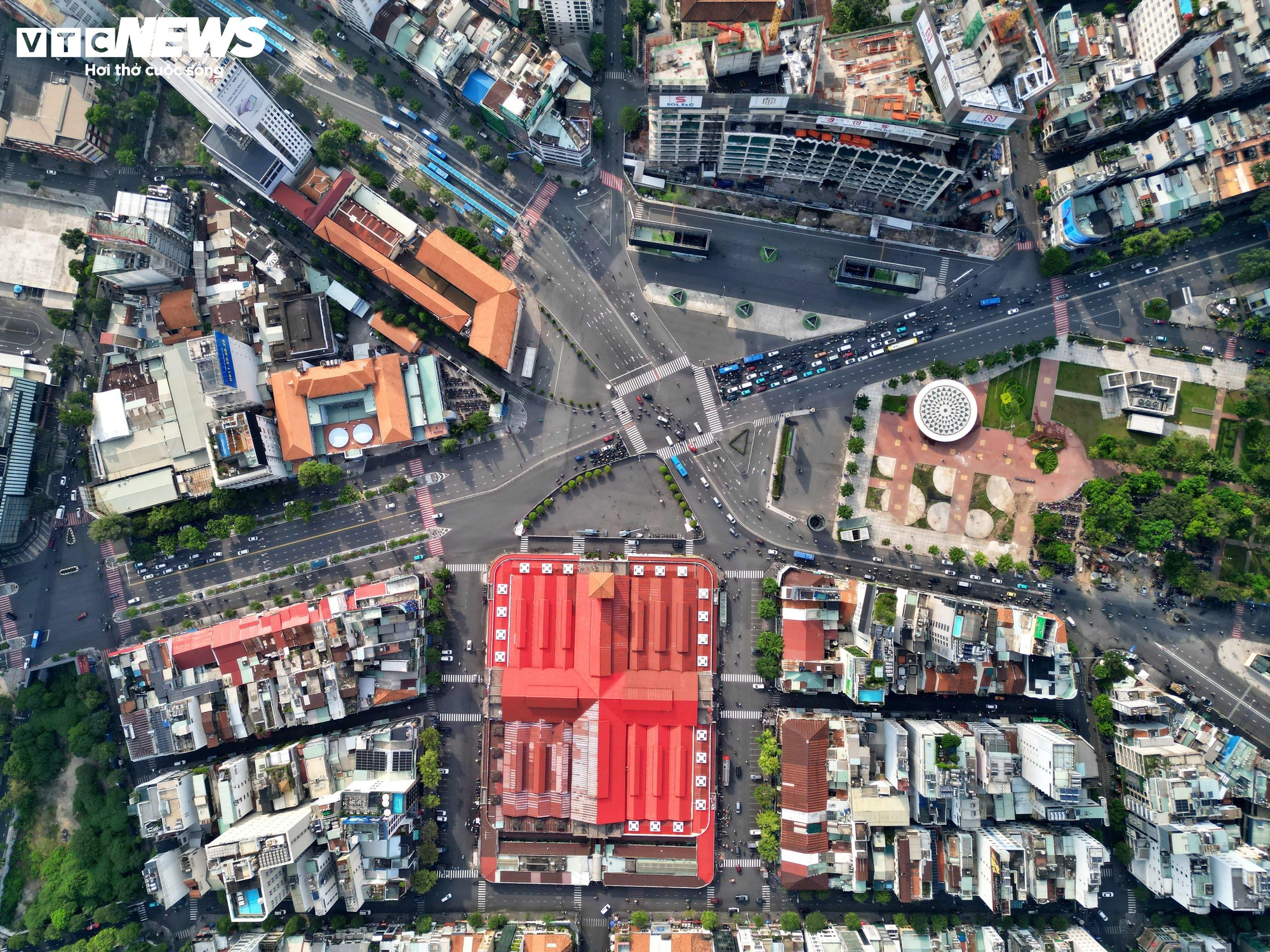 C&aacute;c biểu tượng ở trung t&acirc;m TP.HCM 'kho&aacute;c &aacute;o mới' đ&oacute;n Tết- Ảnh 13.