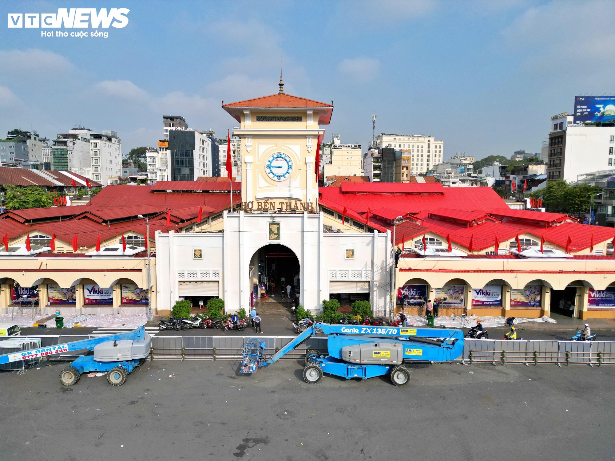 C&aacute;c biểu tượng ở trung t&acirc;m TP.HCM 'kho&aacute;c &aacute;o mới' đ&oacute;n Tết- Ảnh 4.