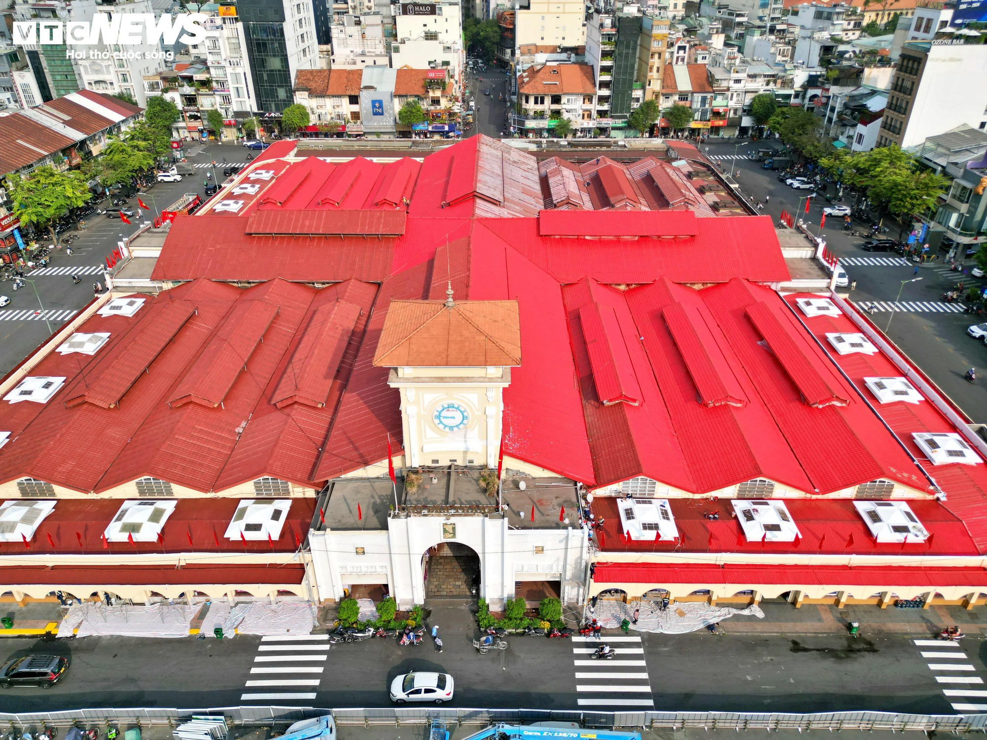 C&aacute;c biểu tượng ở trung t&acirc;m TP.HCM 'kho&aacute;c &aacute;o mới' đ&oacute;n Tết- Ảnh 7.