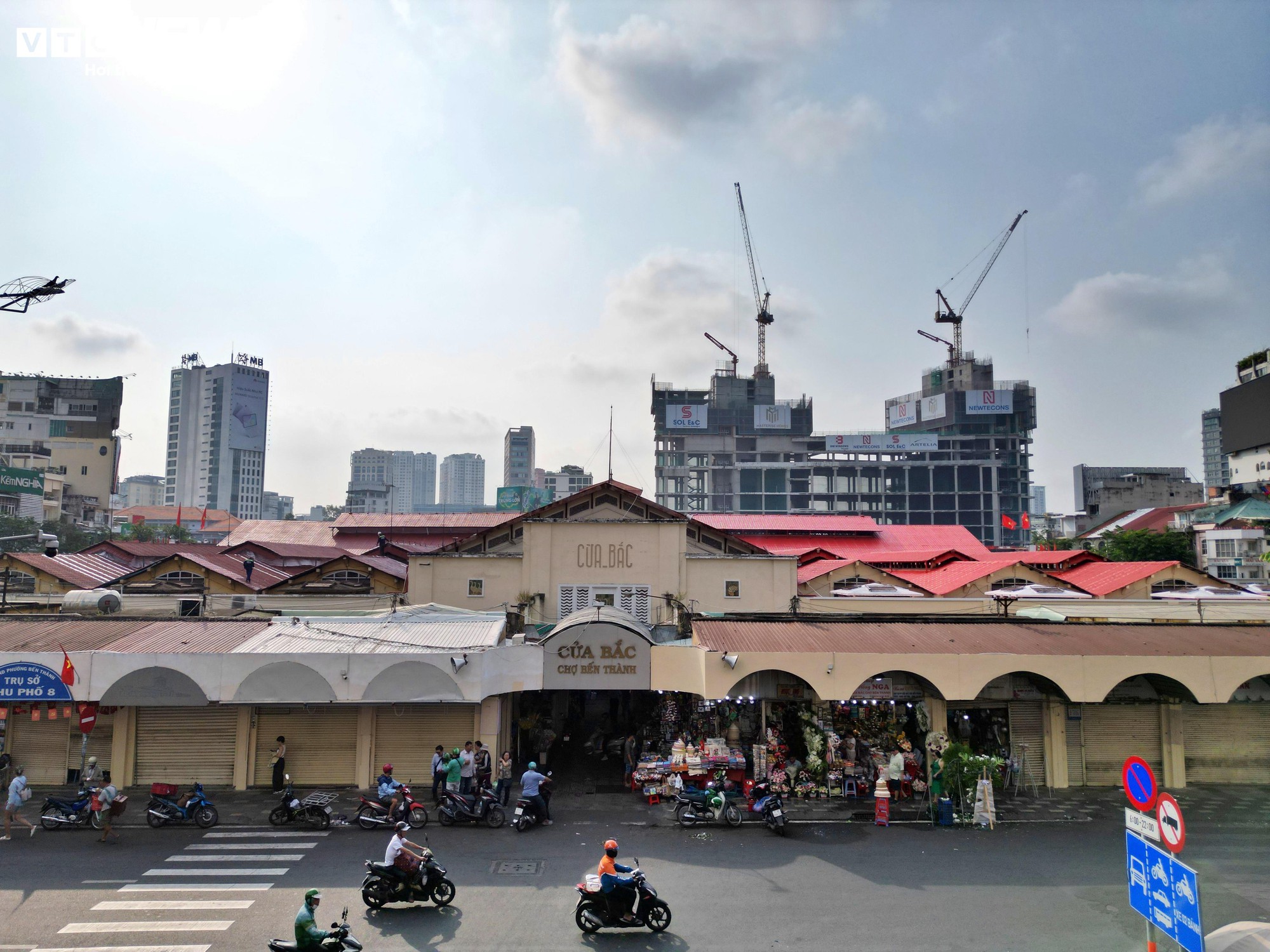 C&aacute;c biểu tượng ở trung t&acirc;m TP.HCM 'kho&aacute;c &aacute;o mới' đ&oacute;n Tết- Ảnh 5.