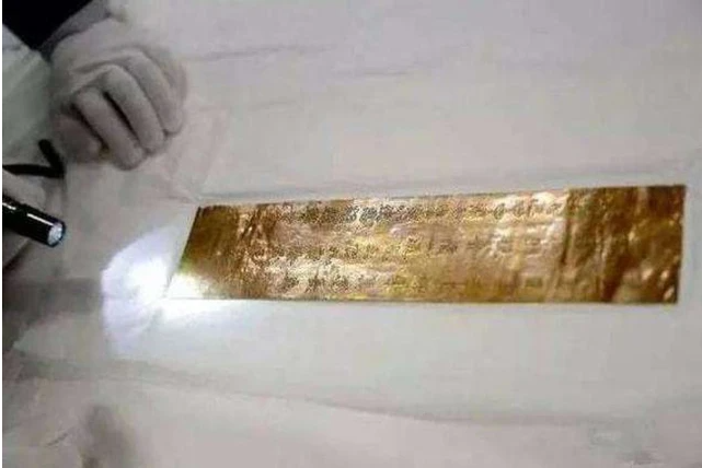 L&ecirc;n n&uacute;i h&aacute;i thuốc, n&ocirc;ng d&acirc;n bất ngờ đ&agrave;o được miếng v&agrave;ng 878 tỷ đồng, cơ quan chức năng lập tức v&agrave;o cuộc- Ảnh 2.