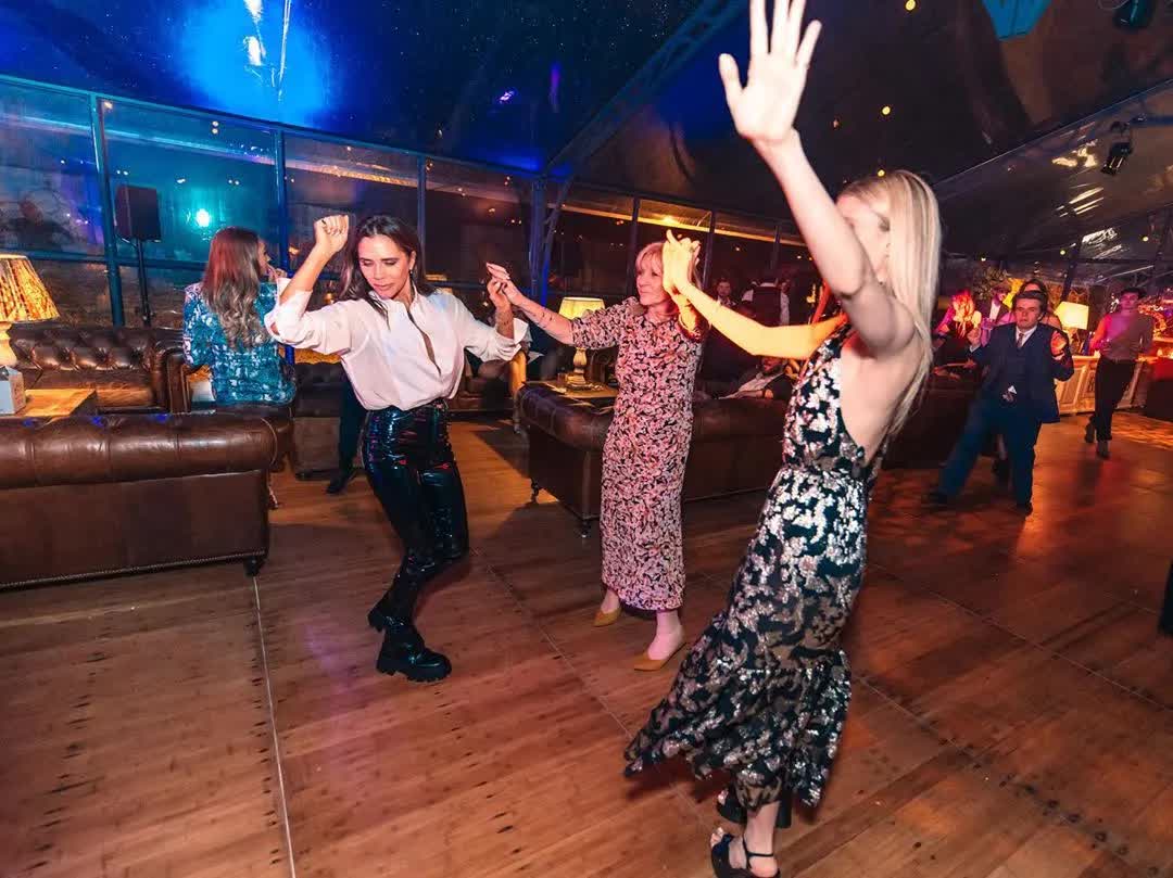 Phơi b&agrave;y điệu nhảy 