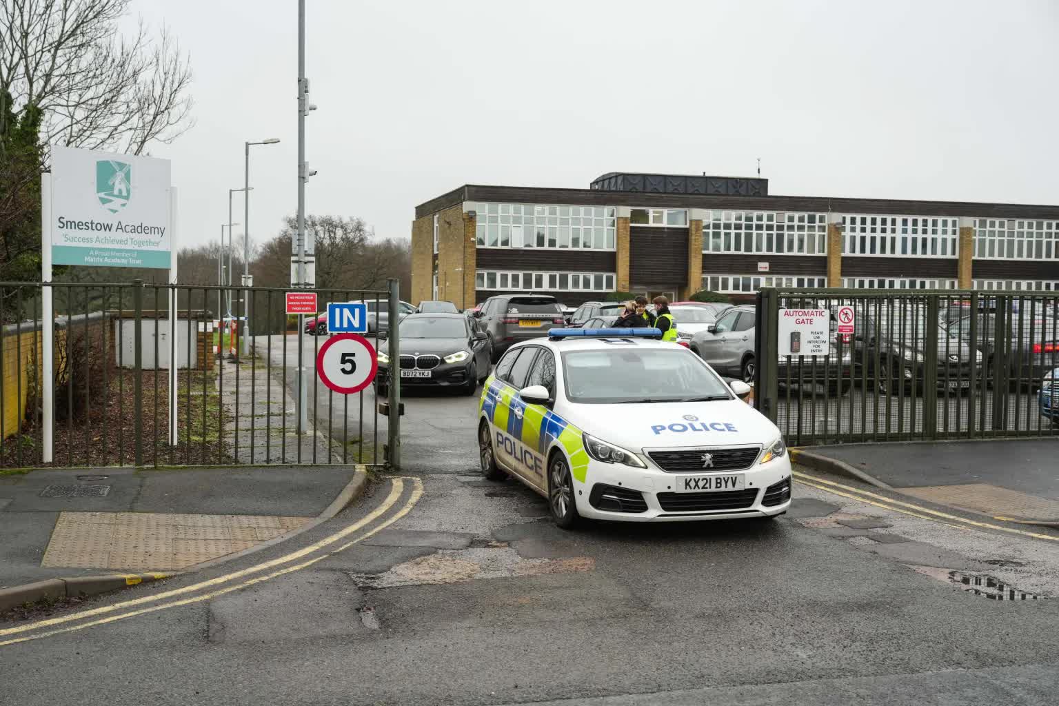 Nữ sinh la h&eacute;t hoảng sợ khi ph&aacute;t hiện thi thể ở s&acirc;n b&oacute;ng đ&aacute; trong giờ học thể dục- Ảnh 2.