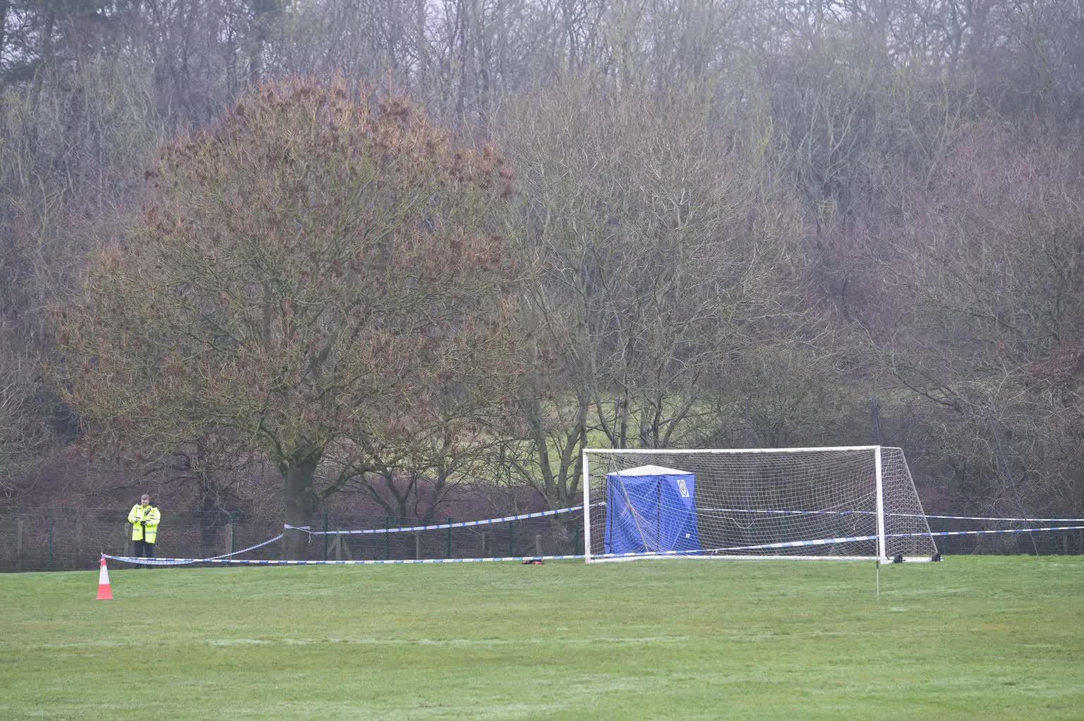 Nữ sinh la h&eacute;t hoảng sợ khi ph&aacute;t hiện thi thể ở s&acirc;n b&oacute;ng đ&aacute; trong giờ học thể dục- Ảnh 1.