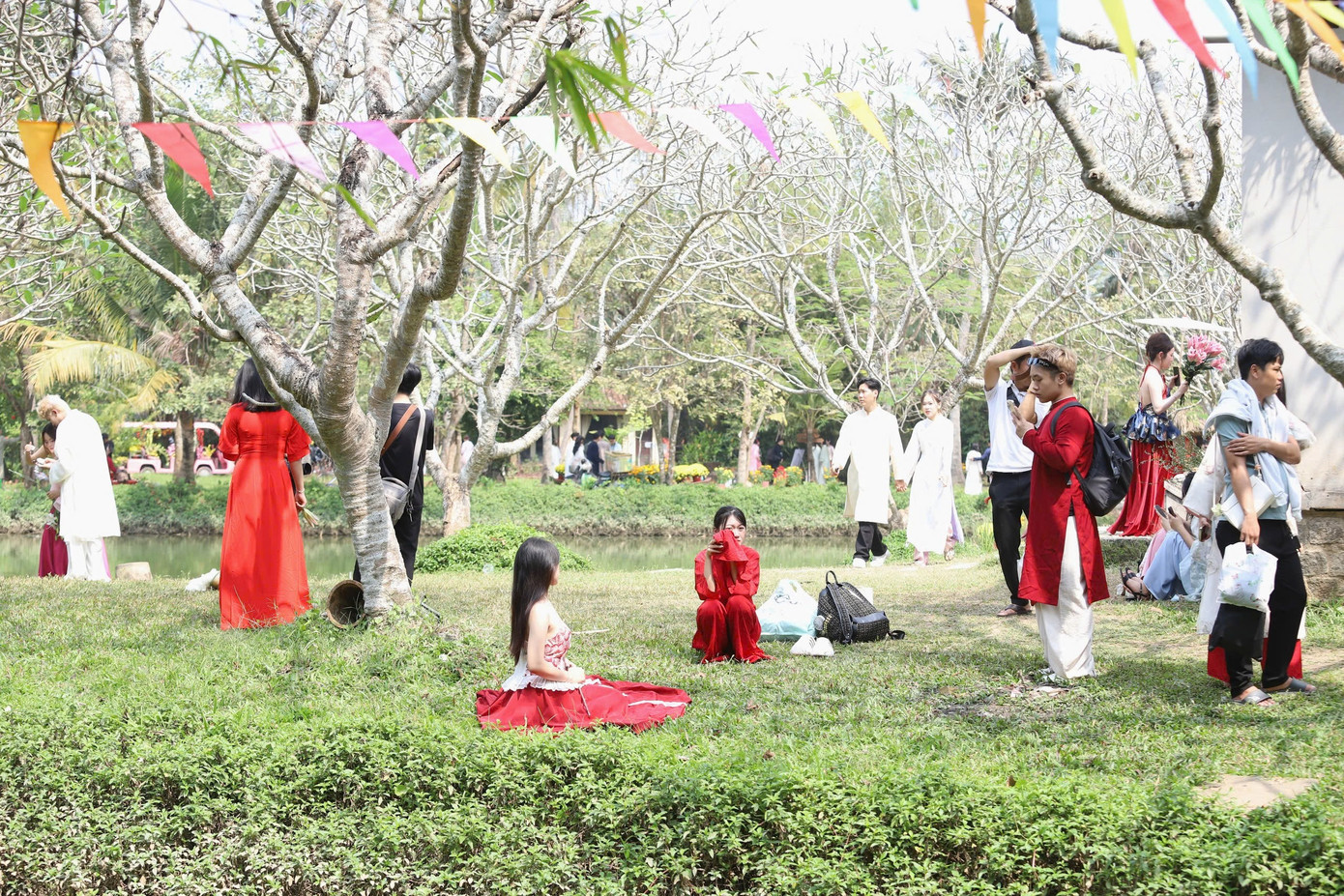 Thiếu nữ n&ocirc; nức chụp ảnh Tết ở Bảo t&agrave;ng &Aacute;o d&agrave;i- Ảnh 1.