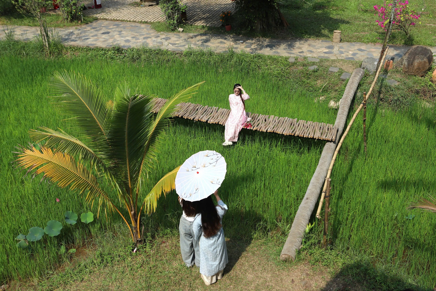 Thiếu nữ n&ocirc; nức chụp ảnh Tết ở Bảo t&agrave;ng &Aacute;o d&agrave;i- Ảnh 12.