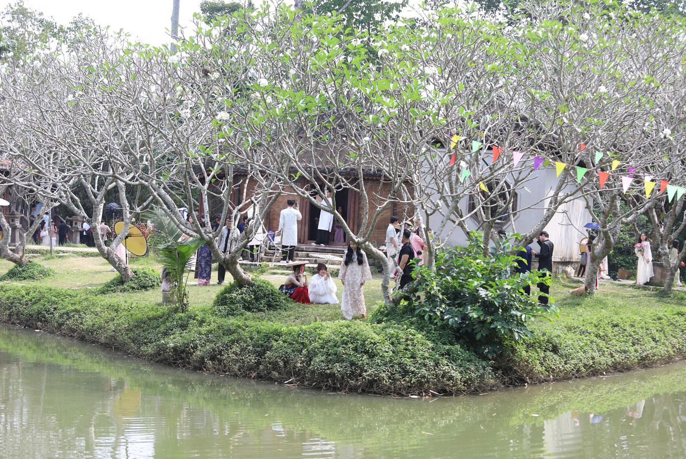 Thiếu nữ n&ocirc; nức chụp ảnh Tết ở Bảo t&agrave;ng &Aacute;o d&agrave;i- Ảnh 2.