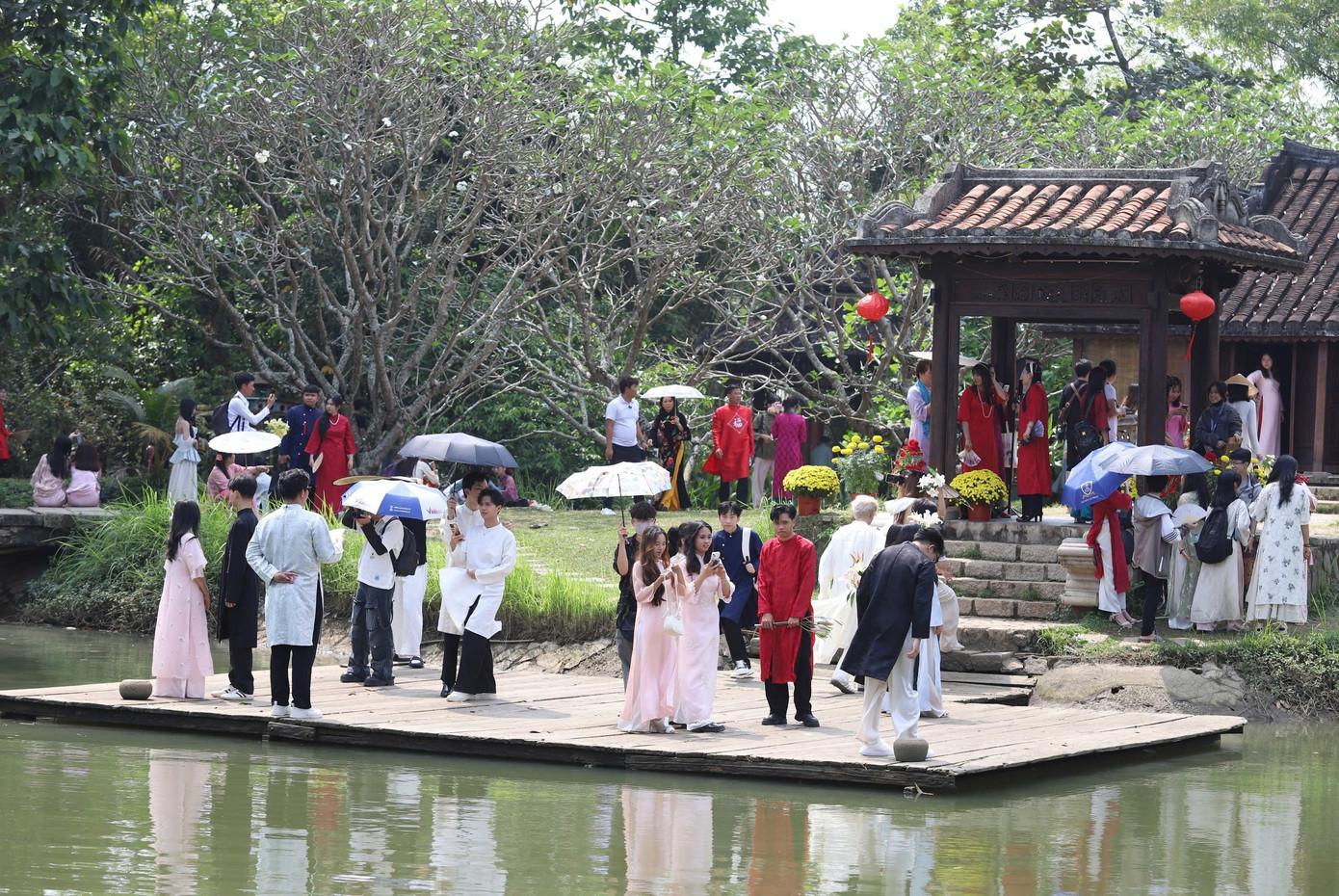 Thiếu nữ n&ocirc; nức chụp ảnh Tết ở Bảo t&agrave;ng &Aacute;o d&agrave;i- Ảnh 15.