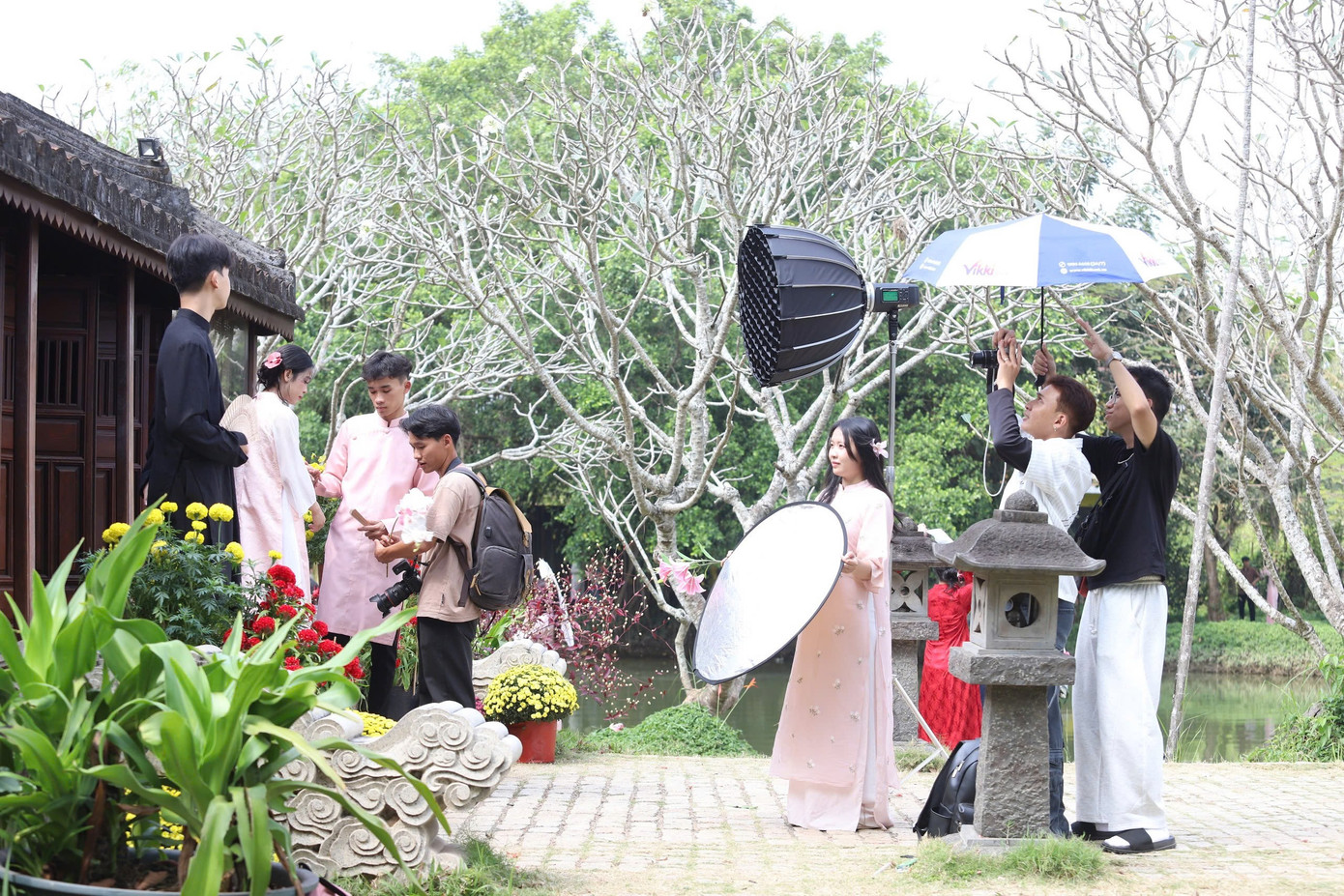 Thiếu nữ n&ocirc; nức chụp ảnh Tết ở Bảo t&agrave;ng &Aacute;o d&agrave;i- Ảnh 14.