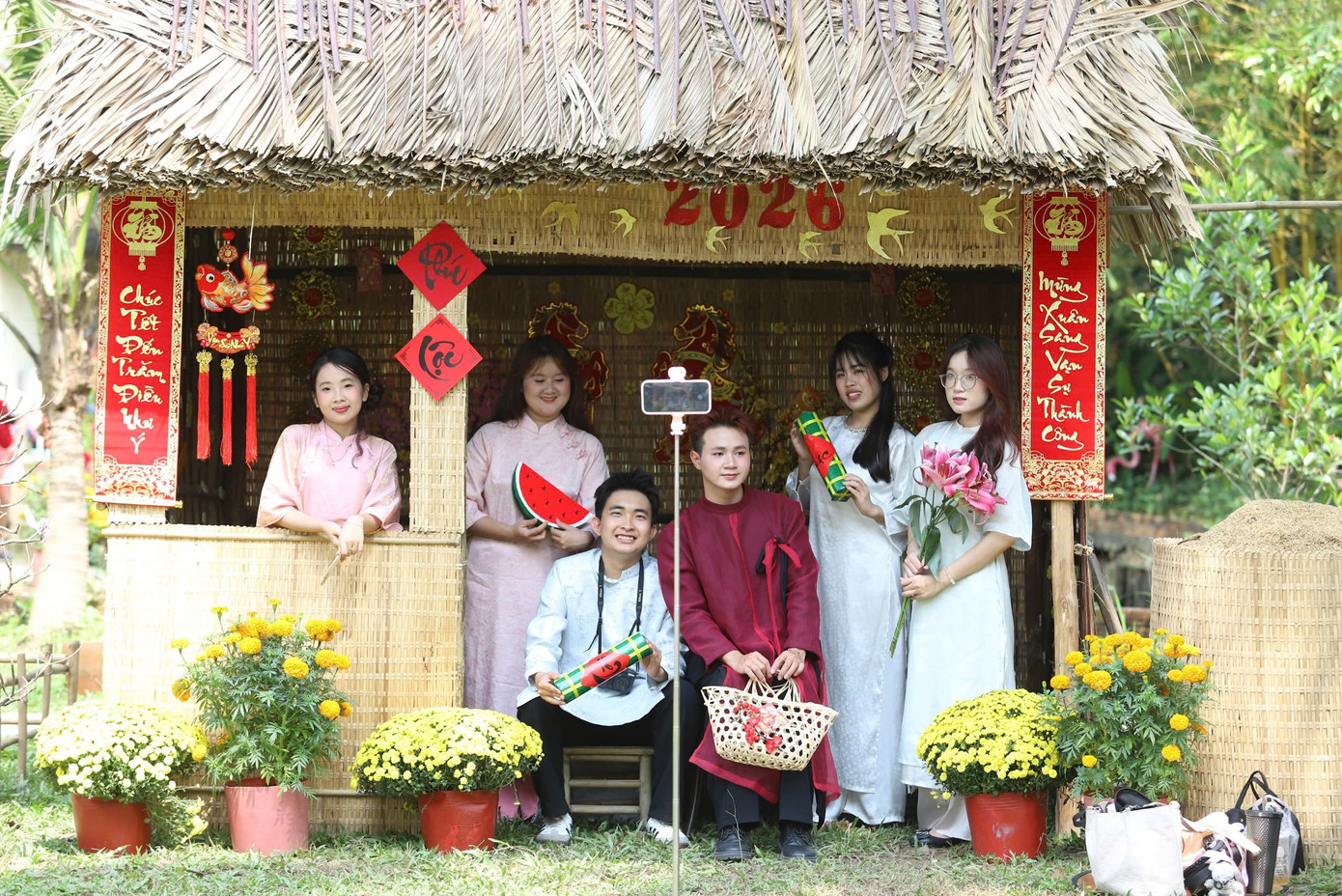 Thiếu nữ n&ocirc; nức chụp ảnh Tết ở Bảo t&agrave;ng &Aacute;o d&agrave;i- Ảnh 3.