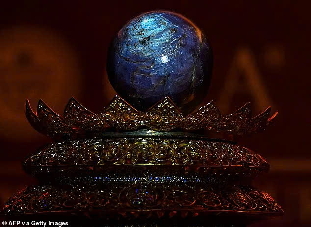 Ph&aacute;t hiện vi&ecirc;n sapphire nặng 3.563 carat trị gi&aacute; tới 10.507 tỷ đồng g&acirc;y chấn động thế giới- Ảnh 2.