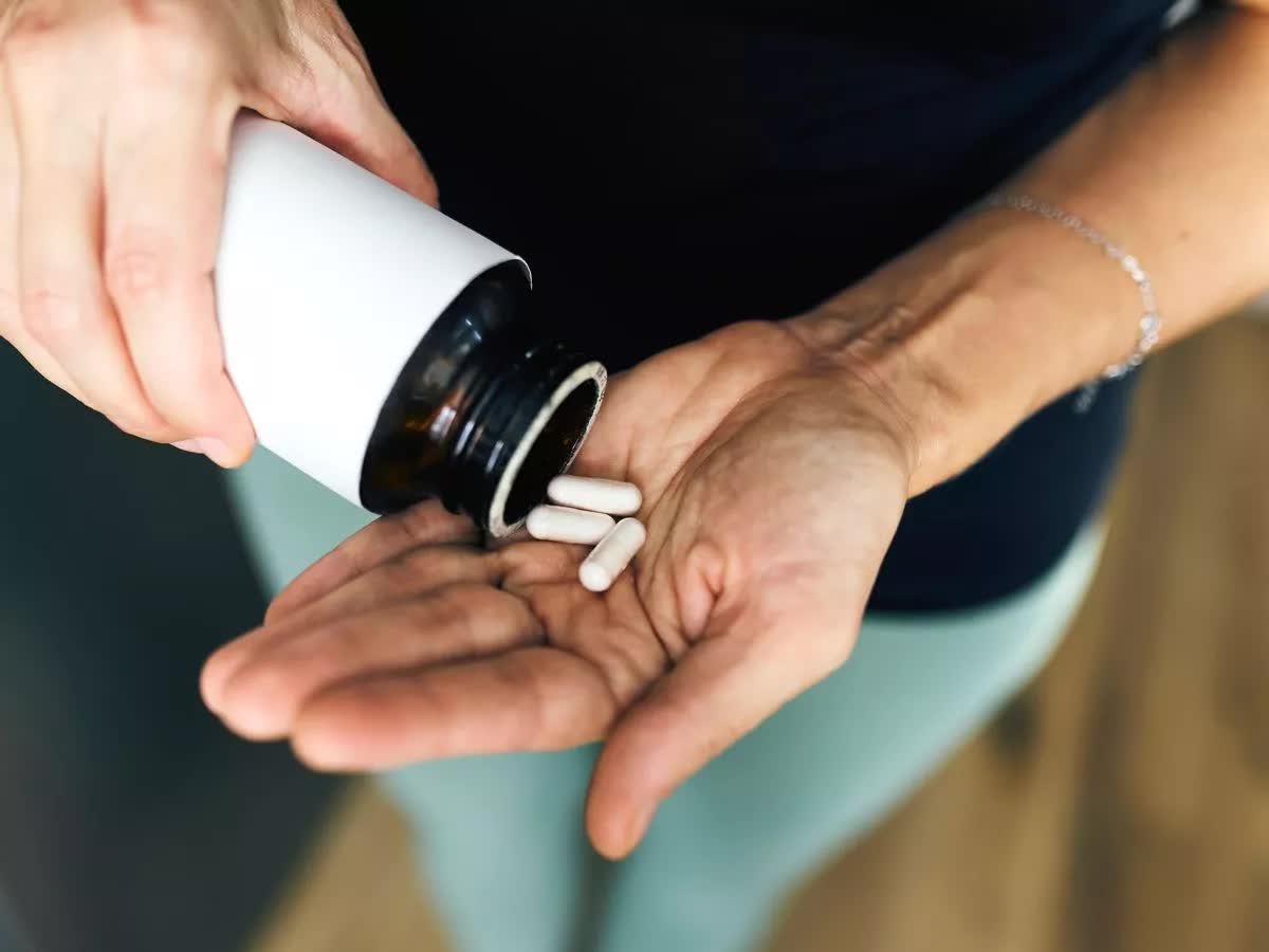 Người d&ugrave;ng vitamin D được cảnh b&aacute;o "dừng ngay": Uống c&agrave;ng nhiều c&agrave;ng tốt c&oacute; thể l&agrave; một sai lầm nguy hiểm- Ảnh 1.