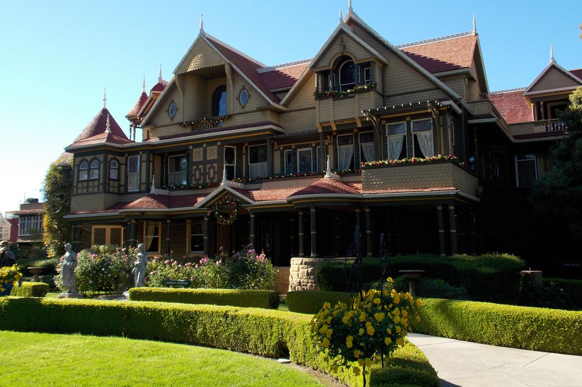 Những b&iacute; mật kinh ho&agrave;ng về "ng&ocirc;i nh&agrave; kỳ lạ nhất từng được x&acirc;y dựng" c&oacute; hơn 200 ph&ograve;ng, 10.000 cửa sổ v&agrave; 2.000 cửa ra v&agrave;o- Ảnh 3.