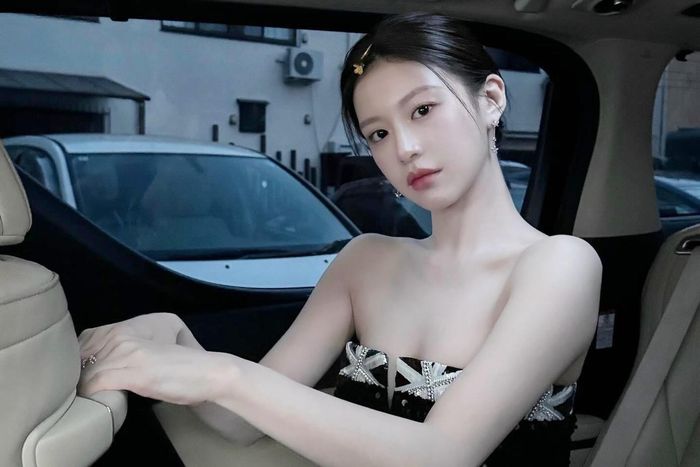 Ngắm trọn visual kh&ocirc;ng g&oacute;c chết của gương mặt "tỷ lệ kim cương" khiến 13 quốc gia m&ecirc; mẩn tr&ecirc;n Netflix- Ảnh 4.