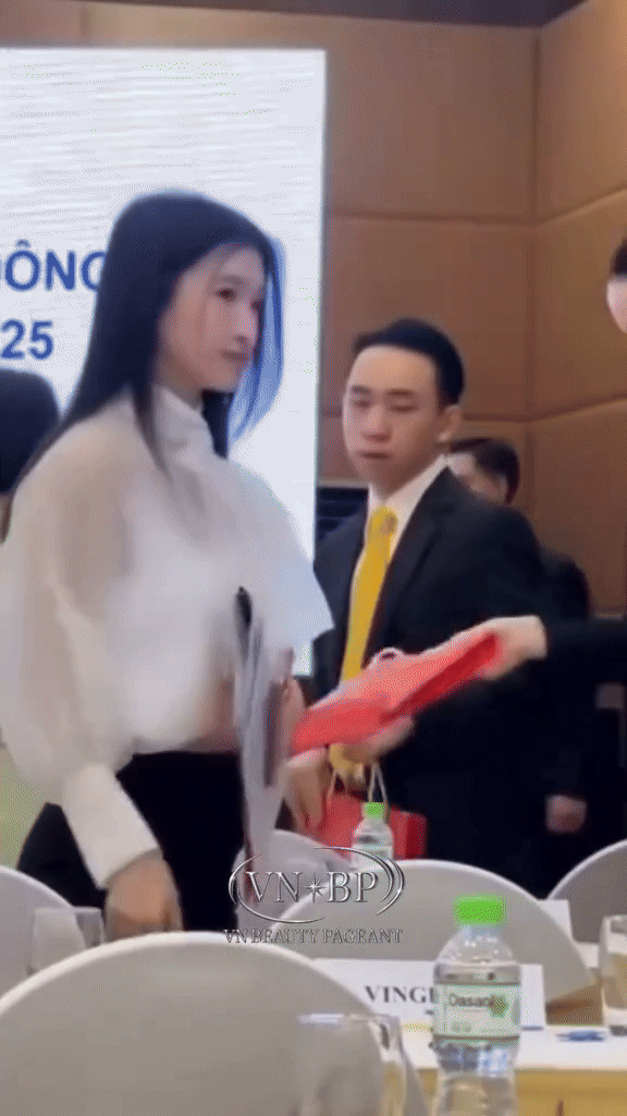 Gu của thiếu gia Minh Hoàng vì Phương Nhi mà phá lệ!- Ảnh 4. Gu của thiếu gia Minh Hoàng vì Phương Nhi mà phá lệ!- Ảnh 4.