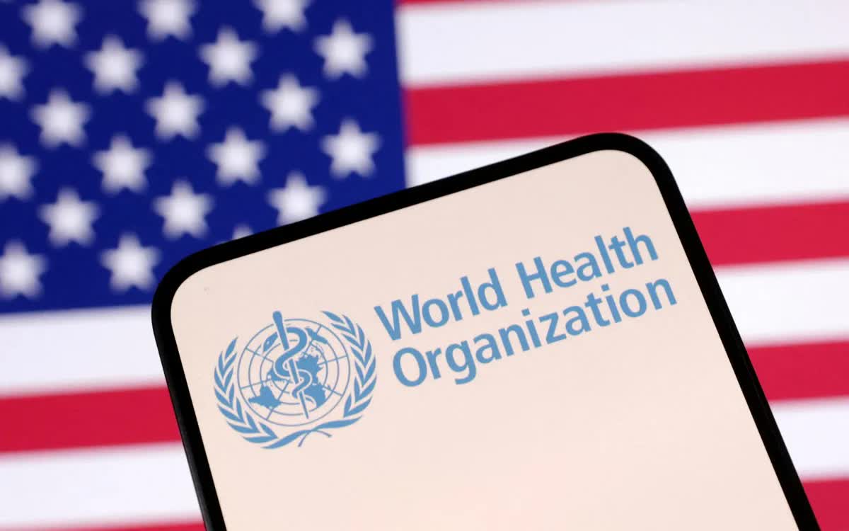 Logo Tổ chức Y tế Thế giới (WHO) v&agrave; quốc kỳ Mỹ (Ảnh: Reuters)