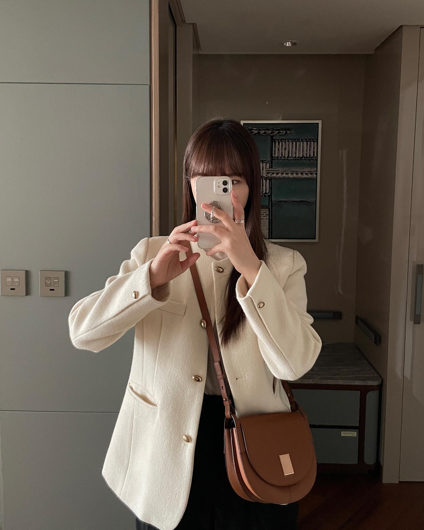 Cả tuần mặc đồ đen - trắng vẫn đẹp miễn ch&ecirc; với 5 c&ocirc;ng thức- Ảnh 6.