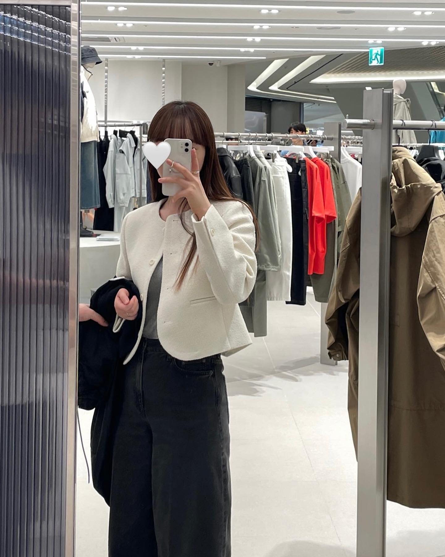 Cả tuần mặc đồ đen - trắng vẫn đẹp miễn ch&ecirc; với 5 c&ocirc;ng thức- Ảnh 4.