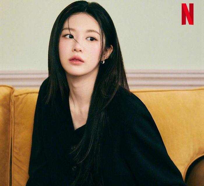 Ngắm trọn visual kh&ocirc;ng g&oacute;c chết của gương mặt "tỷ lệ kim cương" khiến 13 quốc gia m&ecirc; mẩn tr&ecirc;n Netflix- Ảnh 2.